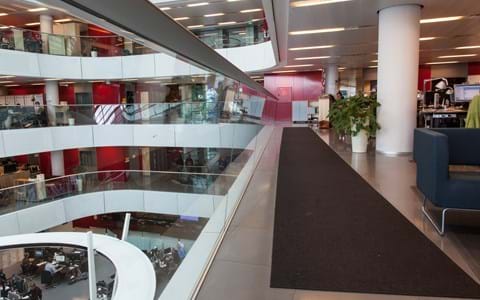 Fraster rød filt løber, DR byen (2)